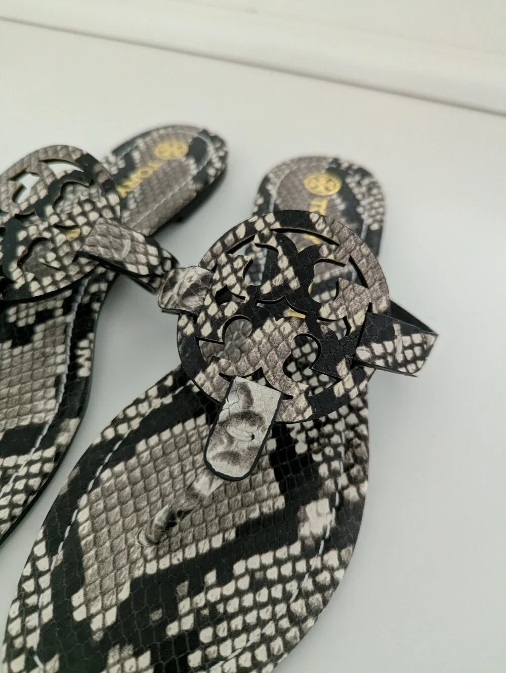 EUC! Tory Burch Miller Sandal In Black/Gray Snakeskin Print Size 7